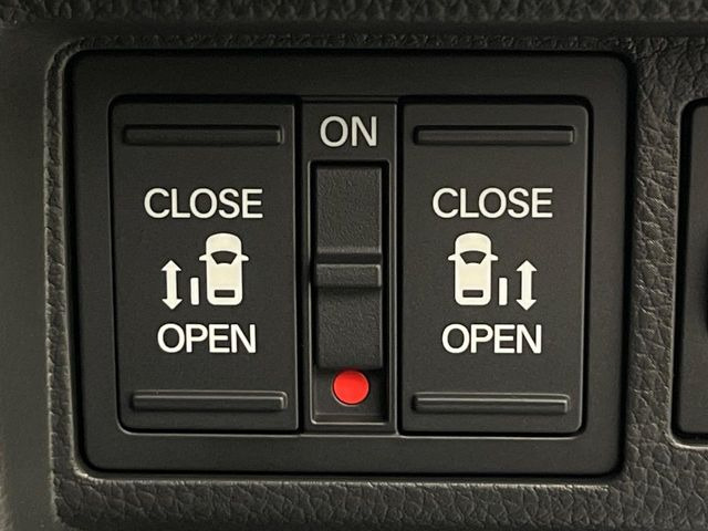 【両側パワースライドドア】スマートキーや運転席のスイッチで後席両側スライドドアの開閉が可能♪電動だから力を入れてドアを開ける必要が無く、小さなお子様でも簡単に開け閉めでき快適です♪