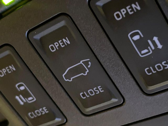 【両側パワースライドドア】スマートキーや運転席のスイッチで後席両側スライドドアの開閉が可能♪電動だから力を入れてドアを開ける必要が無く、小さなお子様でも簡単に開け閉めでき快適です♪