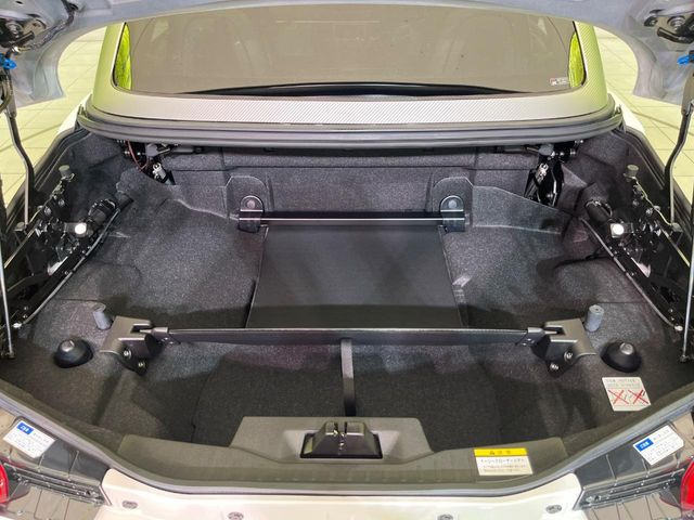 積み下ろしのしやすいデッキにはたっぷりと荷物を積み込んでいただけます。遊びから仕事まで、様々なシーンで頼れます♪