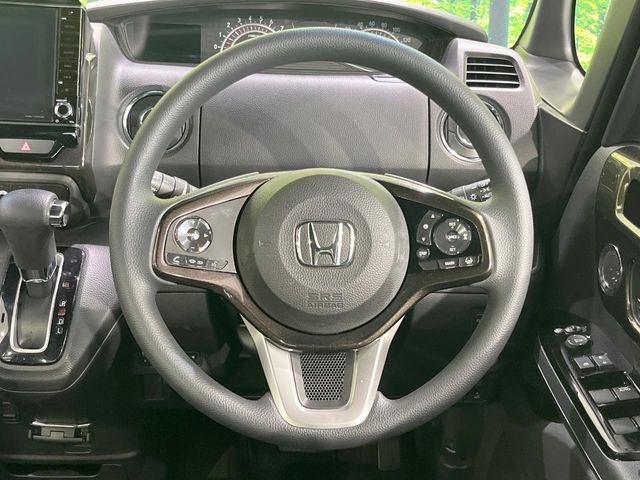 インテリアに合わせたデザインのステアリングは、運転される方のことも考え、運転しやすい形状、大きさです。是非一度、実際に触ってお確かめください。