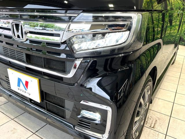 【LEDヘッドライト】悪天候や夜間走行時も良好な視界を確保し安心して運転できる高輝度LEDヘッドライトを装備!点灯速度が早く、消費電力も抑えられています。
