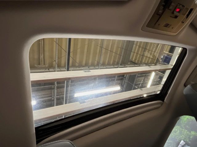 【サンルーフ】開放感たっぷりの希少装備、サンルーフが装着されています!車内に明かりを取り入れたり景色を楽しむ以外にも、車内の空気も簡単に換気できて快適です!