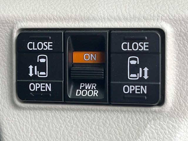 【両側パワースライドドア】スマートキーや運転席のスイッチで後席両側スライドドアの開閉が可能♪電動だから力を入れてドアを開ける必要が無く、小さなお子様でも簡単に開け閉めでき快適です♪
