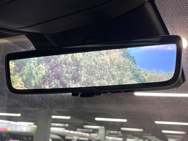 【デジタルインナーミラー】後席の大きな荷物や同乗者で後方が確認しづらい時でも安心!カメラが撮影した車両後方の映像をルームミラー内に表示。クリアな視界で状況の確認が可能です!