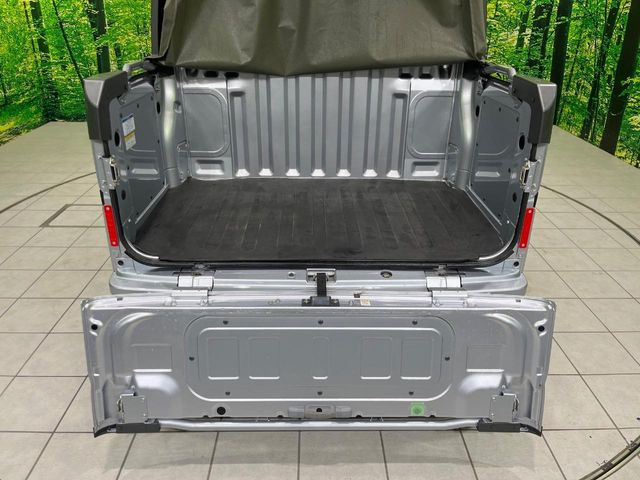 積み下ろしのしやすいデッキにはたっぷりと荷物を積み込んでいただけます。遊びから仕事まで、様々なシーンで頼れます♪