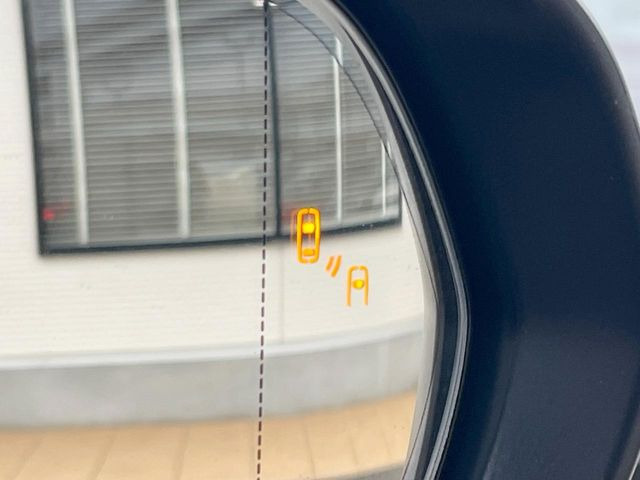 【ブラインドスポットモニター】走行中、ドアミラーの死角になりやすい箇所に後続車が接近するとサイドミラーのレンズに警告を表示!ドライバーに注意喚起をしてくれます。