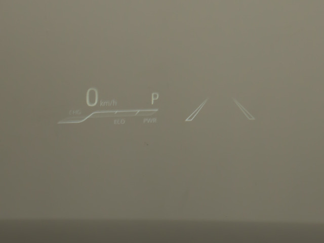 ヘッドアップディスプレイ(HUD)付!、フロントウインドウガラスに運転支援システムの作動状況や走行に関するさまざまな情報を表示することができます。
