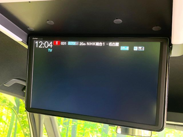 【フリップダウンモニター】大画面モニターで後席でもエンタメをお楽しみいただけます。小さなお子様にも大人気の装備です♪