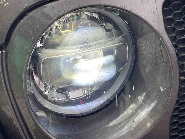 ●LEDヘッドライト:夜間走行時も良好な視界を確保し安心して運転できる高輝度LEDヘッドライトを装備!点灯速度が早く、消費電力も抑えられています。