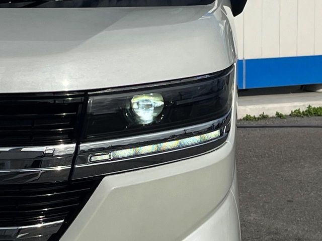 【LEDヘッドライト】悪天候や夜間走行時も良好な視界を確保し安心して運転できる高輝度LEDヘッドライトを装備!点灯速度が早く、消費電力も抑えられています。