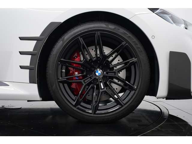 M2��p��19/20�C���`M���C�g�_�u���X�|�[�N�X�^�C�����O930M�u���b�N�A���C�z�C�[���𑕒��B�O��ňقȂ�C���`�T�C�Y���̗p���邱�ƂŁA�X�|�[�e�B�ȃX�^�C�����O�Ɣ��͂��鑫�������o���܂��B
