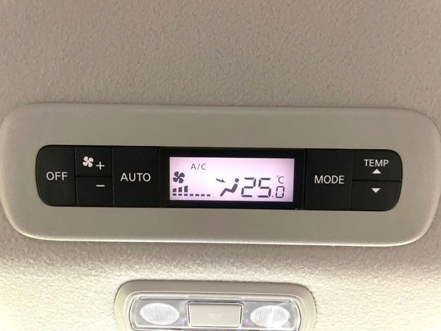 【リアオートエアコン】広い後部座席には必須の機能!風量や温度を自動で調整し前席と同様な車内環境にしてくれるリアオートエアコンを装備。夏の暑さも冬の寒さもストレスなく快適にお過ごしいただけます♪