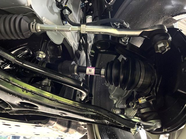 お車を安心してお乗りいただく為には、足回りの定期点検が欠かせません。サービスサポート(有償保証)では無料点検もご提供しており、安心のカーライフをお過ごしいただけるサポート体制が整っています。
