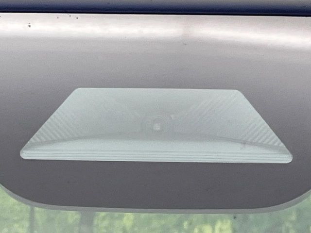 【ホンダセンシング】走行中に前方の車両等を認識し、衝突しそうな時は警報とブレーキで衝突回避と被害軽減をアシスト。より安全にドライブをお楽しみいただけます。