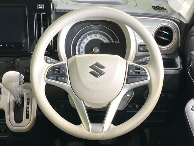 �C���e���A�ɍ��킹���f�U�C���̃X�e�A�����O�́A�^�]�������̂��Ƃ��l���A�^�]���₷���`��A�傫���ł��B�����x�A���ۂɐG���Ă��m���߂��������B