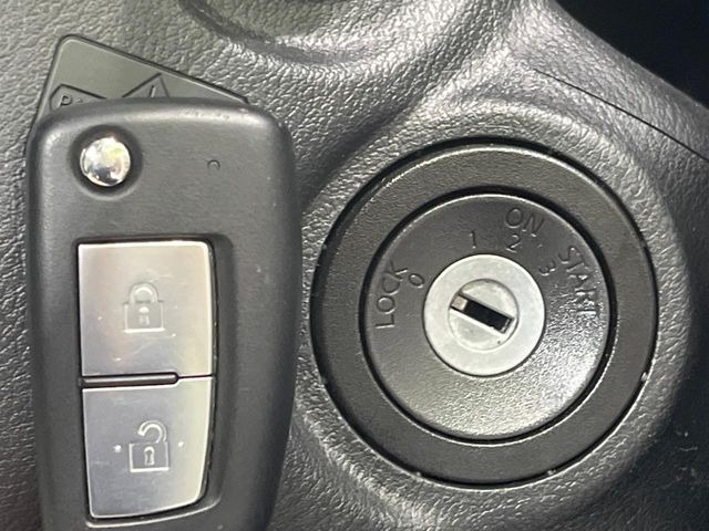 【キーレス】少し離れた場所からでもボタン一つでドアの開錠・施錠ができるのでとっても便利!ドアの鍵穴周りに傷をつけることもありません♪