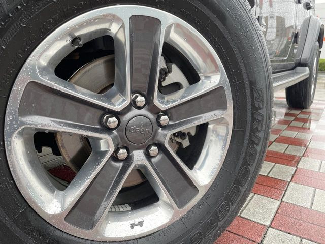 ●純正18インチアルミホイール:輸入車ならではの卓越した走りを支えるホイールと足回りです!日本車の走りに慣れている方にもぜひ体感して頂きたいほど、高いレベルでまとまっています!