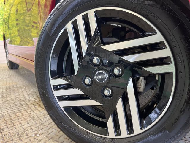 �y����14�C���`�A���~�z�C�[���z�O�ςɃ}�b�`���������A���~�z�C�[���𑕒����Ă���܂��B�e��ЊO�A���~�z�C�[����A�X�^�b�h���X�^�C�����戵�����Ă���܂��B���񂲑��k����������