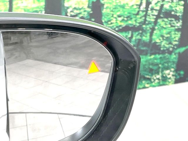 【後方車輛検知】走行中、ドアミラーの死角になりやすい箇所に後続車が接近するとサイドミラー付近に警告を表示、ドライバーに注意喚起をしてくれます。