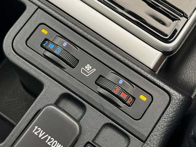 【シートヒーター&ベンチレーション】夏場は涼しい風でお尻や背中の熱やムレを防ぎ、冬はエアコンよりも早く温まってポカポカに!季節を問わず快適に過ごせます。