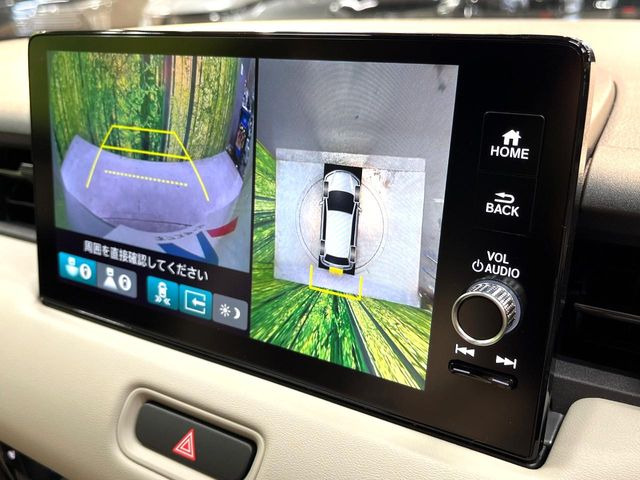 【マルチビューカメラシステム】専用のカメラにより、上から見下ろしたような視点で360度クルマの周囲を確認することができます☆死角部分も確認しやすく、狭い場所での切り返しや駐車もスムーズに行えます。