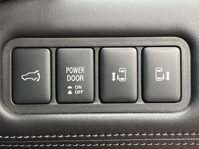 【両側パワースライドドア】スマートキーや運転席のスイッチで後席両側スライドドアの開閉が可能♪電動だから力を入れてドアを開ける必要が無く、小さなお子様でも簡単に開け閉めでき快適です♪