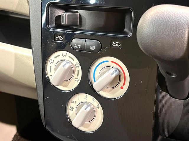 寒い冬も暑い夏も全席に快適な空調を届けてくれる、ダイヤル式エアコンを装備♪