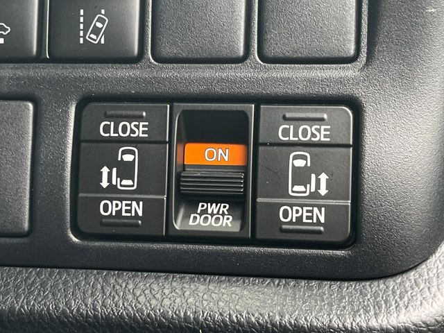 【両側パワースライドドア】スマートキーや運転席のスイッチで後席両側スライドドアの開閉が可能♪電動だから力を入れてドアを開ける必要が無く、小さなお子様でも簡単に開け閉めでき快適です♪