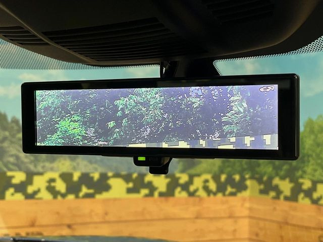 【インテリジェントルームミラー】後席の大きな荷物や同乗者で後方が確認しづらい時でも安心!カメラが撮影した車両後方の映像をルームミラー内に表示。クリアな視界で状況の確認が可能です!