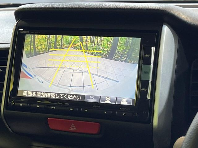 【バックカメラ】駐車時に後方がリアルタイム映像で確認できます。大型商業施設や立体駐車場での駐車時や、夜間のバック時に大活躍!運転スキルに関わらず、今や必須となった装備のひとつです!