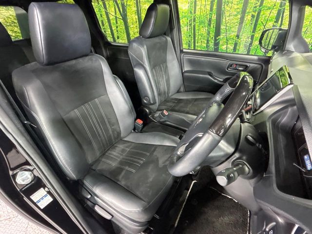 運転席シート廻りは使用感も少なく、良好な状態となっています。丁寧に使われていたことがよくわかりますね。