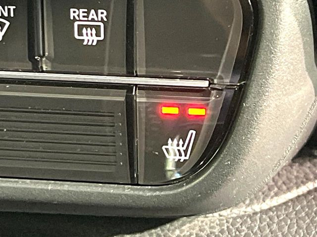 【シートヒーター】寒い日に重宝するシートヒーター!エアコンより早く温まってくれるので寒がりの人も安心ですね♪エアコンの温風は乾燥するから苦手、という方にもをおすすめです。