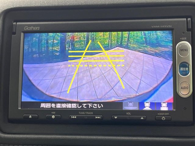 【バックカメラ】駐車時に後方がリアルタイム映像で確認できます。大型商業施設や立体駐車場での駐車時や、夜間のバック時に大活躍!運転スキルに関わらず、今や必須となった装備のひとつです!