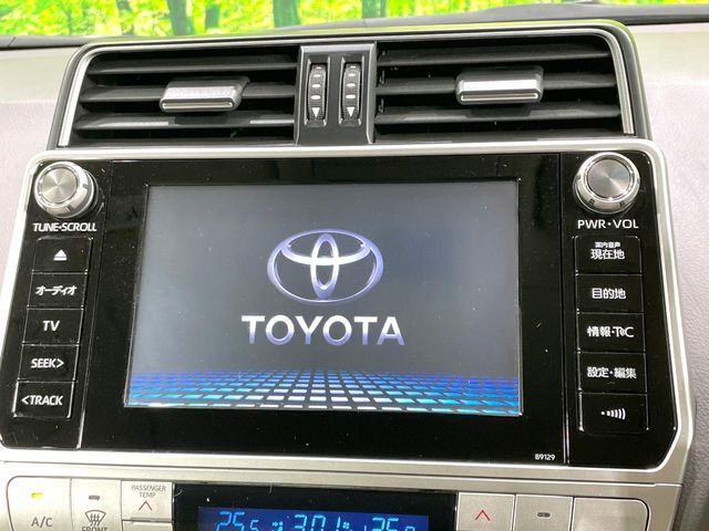 【メーカー純正8型ナビ】インテリアに溶け込むスタイリッシュな「専用設計」メーカーナビを装備♪視認性や操作性など基本性能にも優れ、より上質なカーライフをお楽しみいただけます。