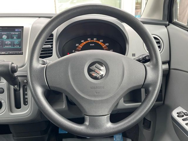 �C���e���A�ɍ��킹���f�U�C���̃X�e�A�����O�́A�^�]�������̂��Ƃ��l���A�^�]���₷���`��A�傫���ł��B�����x�A���ۂɐG���Ă��m���߂��������B