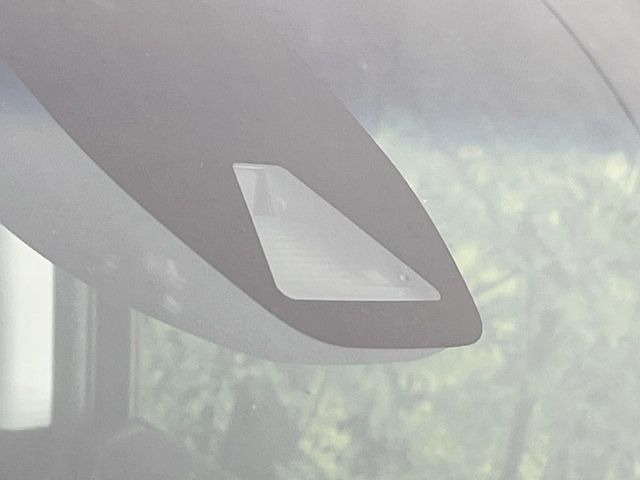【ホンダセンシング】走行中に前方の車両等を認識し、衝突しそうな時は警報とブレーキで衝突回避と被害軽減をアシスト。より安全にドライブをお楽しみいただけます。
