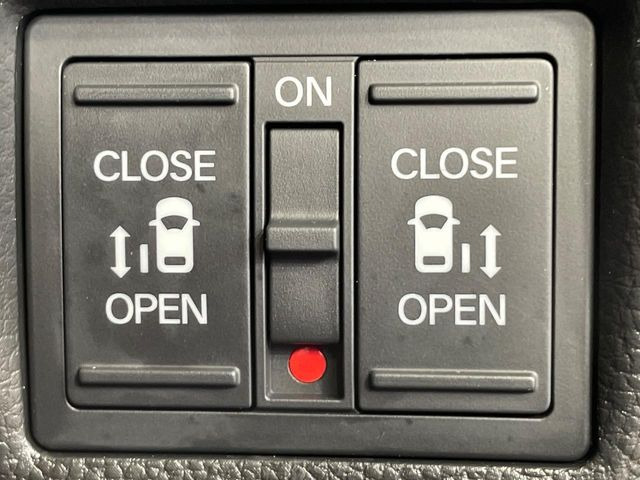 【両側パワースライドドア】スマートキーや運転席のスイッチで後席両側スライドドアの開閉が可能♪電動だから力を入れてドアを開ける必要が無く、小さなお子様でも簡単に開け閉めでき快適です♪