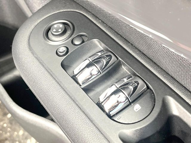 ●電動ミラー:お手元のスイッチひとつで鏡面の調整を行うことが可能です!年式も新しく走行距離も少ないだけあり使用感などほとんどない為、樹脂部分もお綺麗です!