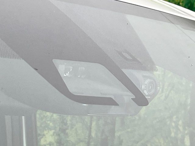 【トヨタセーフティセンス】走行中に前方の車両等を認識し、衝突しそうな時は警報とブレーキで衝突回避と被害軽減をアシスト。より安全にドライブをお楽しみいただけます。