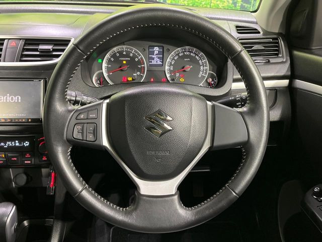 �C���e���A�ɍ��킹���f�U�C���̃X�e�A�����O�́A�^�]�������̂��Ƃ��l���A�^�]���₷���`��A�傫���ł��B�����x�A���ۂɐG���Ă��m���߂��������B