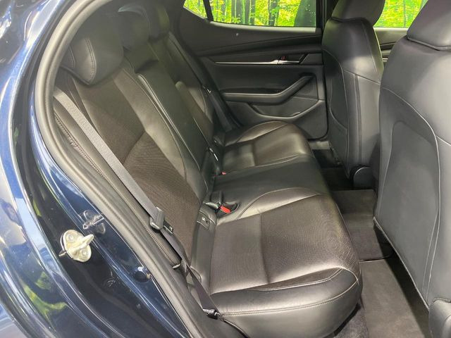 後部座席も気になるようなキズ・汚れやへたり等、大きなダメージはなく、良好な状態です。