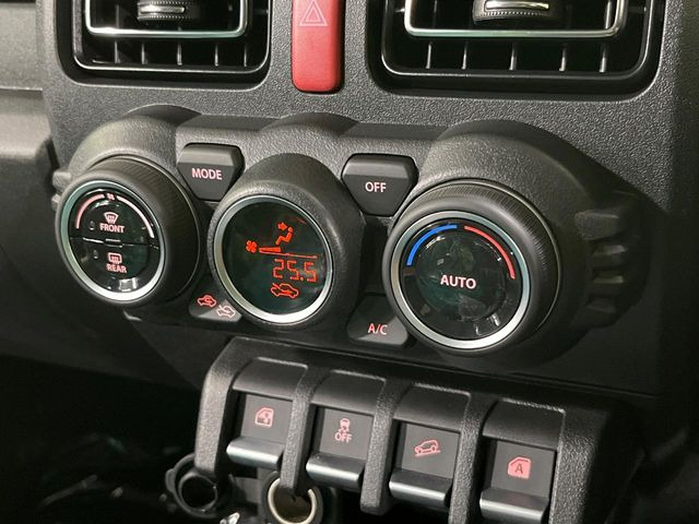 【オートエアコン】一度お好みの温度に設定すれば、車内の温度を検知し風量や温度を自動で調整。暑い&hellip;寒い&hellip;と何度もスイッチ操作をする必要はありません。快適な車内空間には必須の機能ですね♪