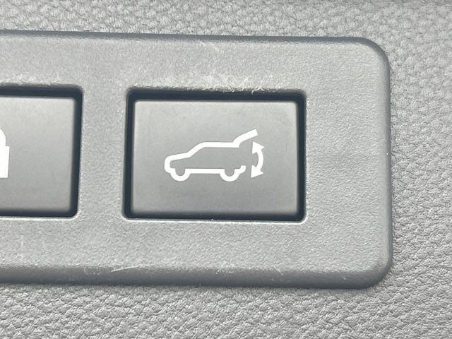【パワーバックドア】スマートキーや運転席のボタンを押すだけでリアゲートが自動で開閉します!荷物を持っている時や、高い位置にあるバックドアを閉める際に便利な機能です♪