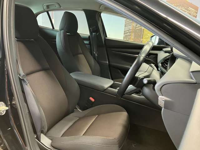 運転席も広々としており運転しやすい環境を実現しています☆室内クリーニングも実施済みです。