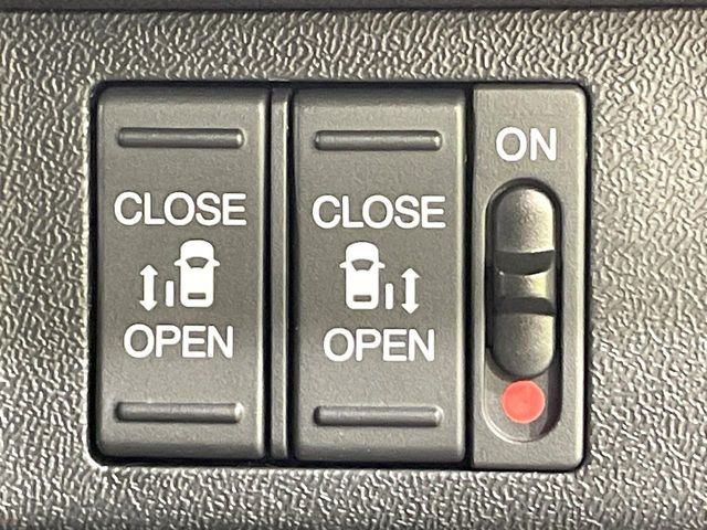 【両側パワースライドドア】スマートキーや運転席のスイッチで後席両側スライドドアの開閉が可能♪電動だから力を入れてドアを開ける必要が無く、小さなお子様でも簡単に開け閉めでき快適です♪