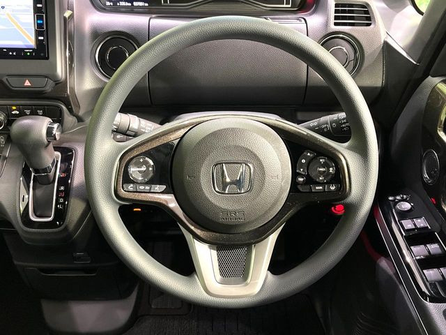 インテリアに合わせたデザインのステアリングは、運転される方のことも考え、運転しやすい形状、大きさです。是非一度、実際に触ってお確かめください。