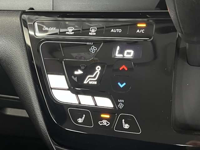 運転席・助手席側シートヒーターで座席ポカポカ!