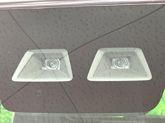 【スマートアシスト】走行中に前方の車両等を認識し、衝突しそうな時は警報とブレーキで衝突回避と被害軽減をアシスト。より安全にドライブをお楽しみいただけます。