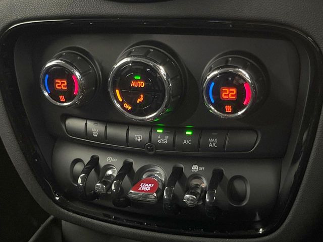●デュアルオートエアコン:運転席・助手席それぞれで温度設定が可能な独立式オートエアコンを標準装備しております!