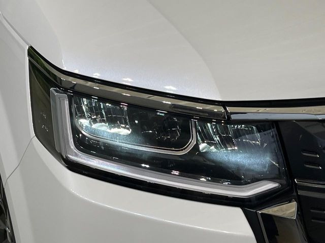 【LEDヘッドライト】悪天候や夜間走行時も良好な視界を確保し安心して運転できる高輝度LEDヘッドライトを装備!点灯速度が早く、消費電力も抑えられています。